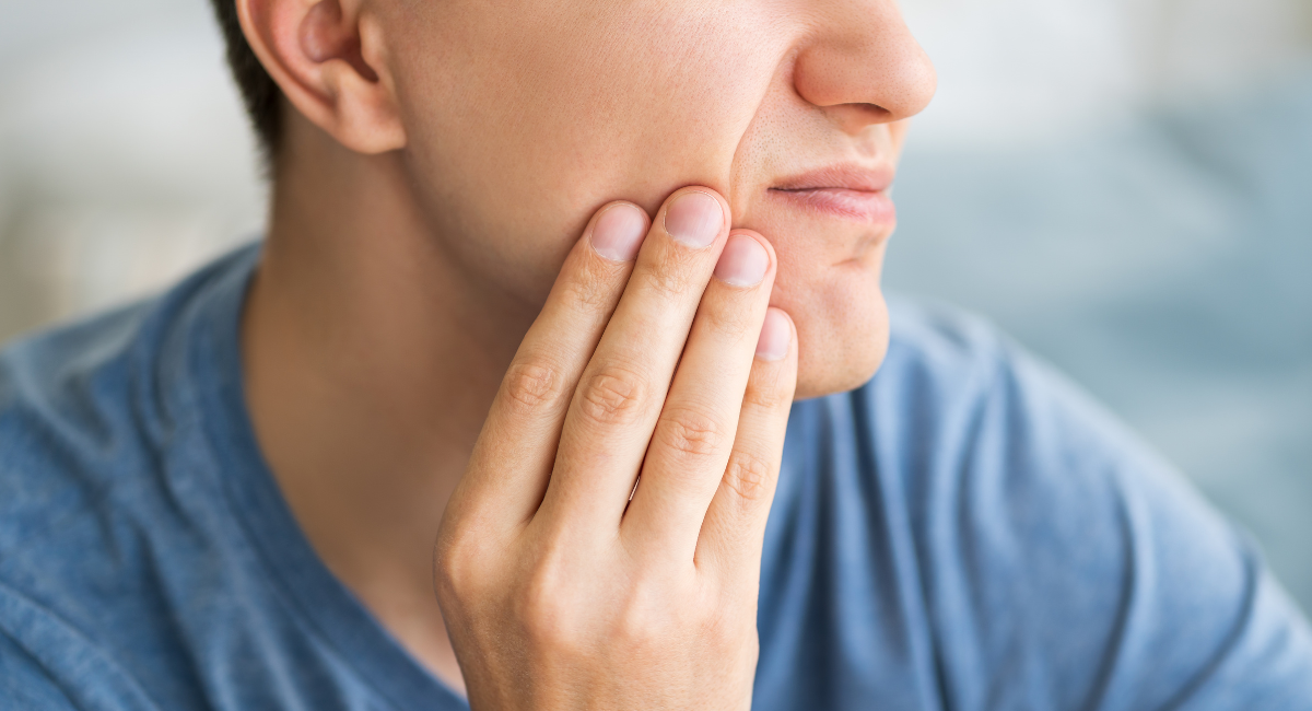 「歯ぐきの腫れや出血、年齢のせいだと思っていませんか」